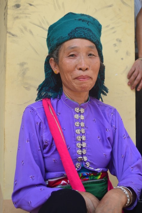 Bà Ca Thị Khôm, người dân tộc Thái có hoàn cảnh khó khăn. Bà vui mừng khi nhận được sự giúp đỡ của đoàn từ thiện.