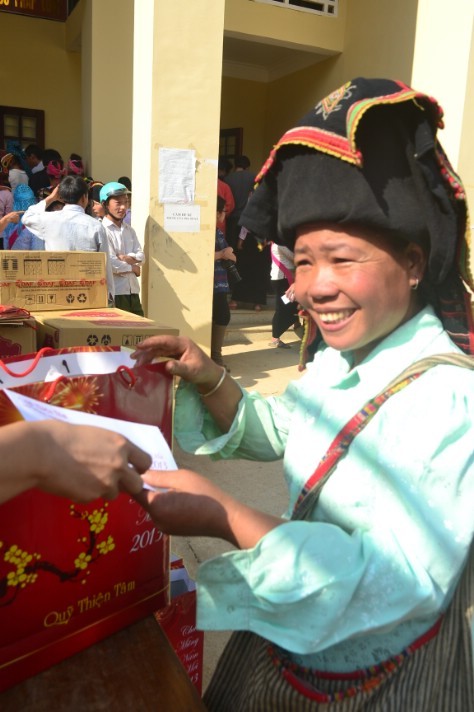 Niềm vui của người dân Mùn Chung khi được nhận tận tay món quà Tết và luôn miệng cảm ơn thành viên đoàn.