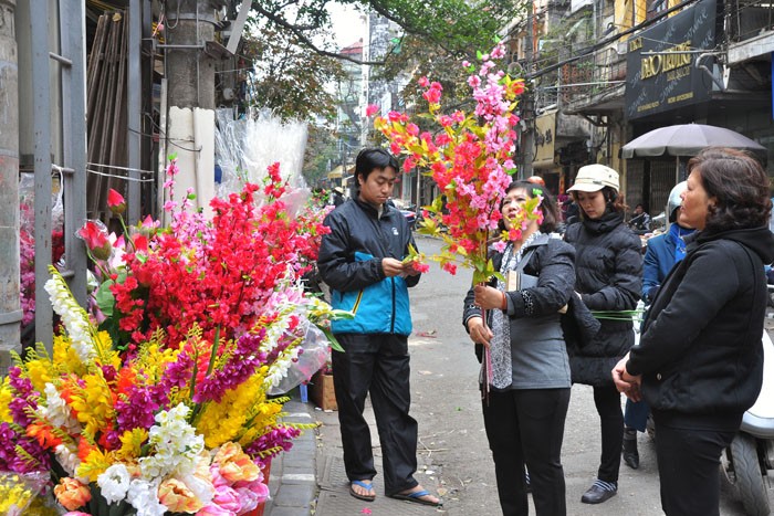 Những hàng hoa nhựa, hoa giả bắt mắt, thu hút được nhiều người quan tâm và chọn mua.