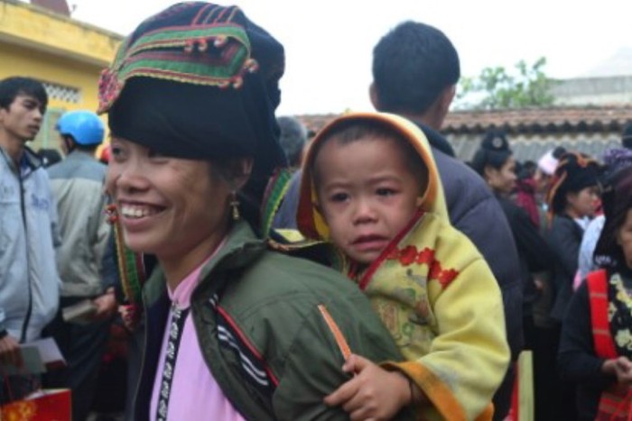 Những người phụ nữ Điện Biên diện những bộ quần áothật đẹp, sặc sỡ đặc trưng của dân tộc mình để đón đoàn dưới xuôi.