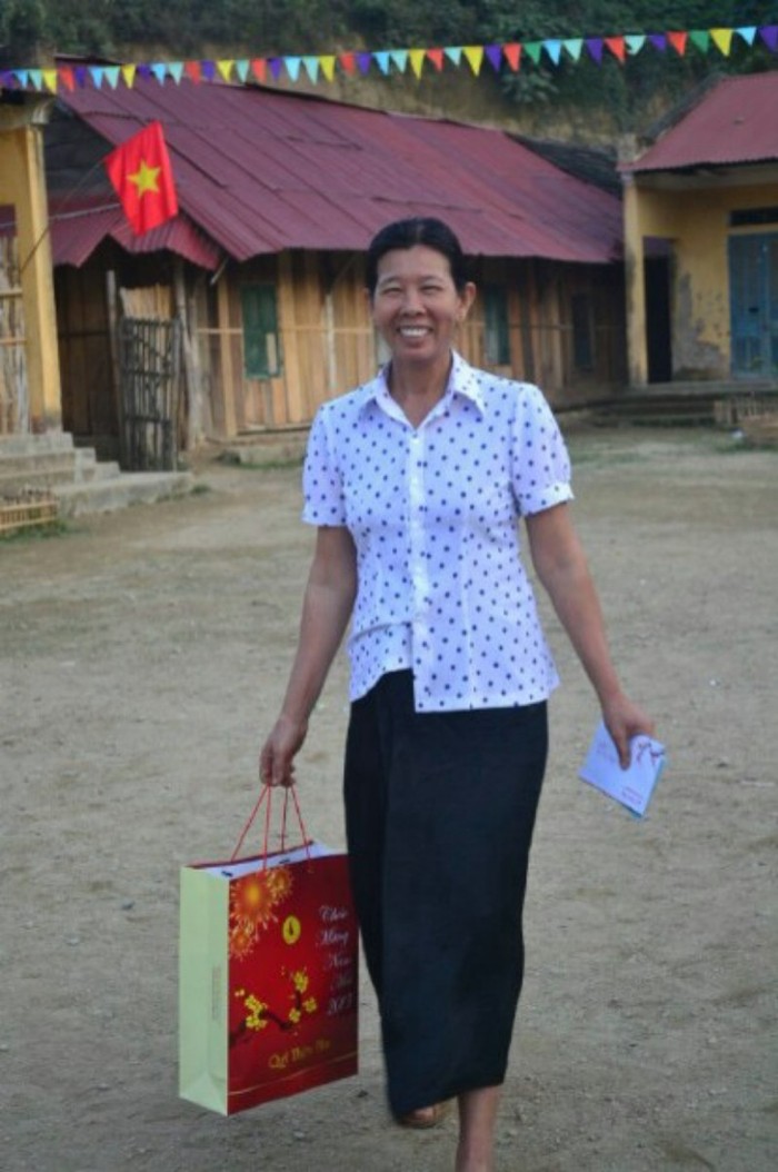 Người dân Mường Mô, huyện Mường Tè, tỉnh Lai Châu vui mừng, phấn khởi cảm ơn đoàn đã quan tâm đến đời sống bà con ở đây.