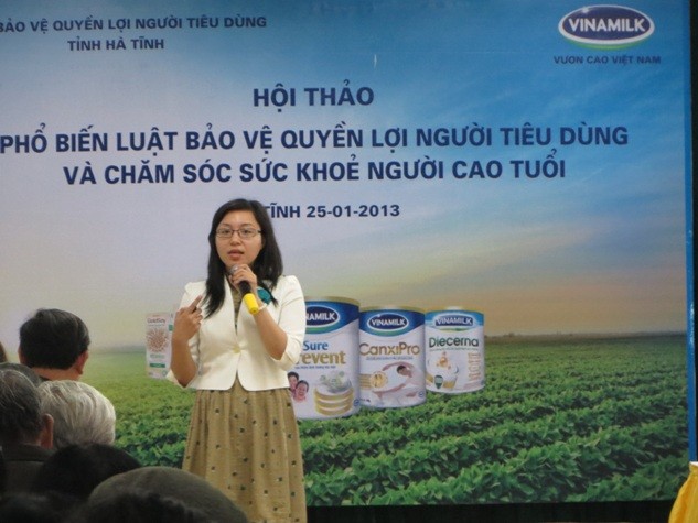 Bà Nguyễn Thị Mỹ Hòa - đại diện ngành hàng Sữa Bột giới thiệu đến người cao tuổi Hà Tĩnh các sản phẩm dinh dưỡng đặc biệt cho người lớn tuổi.