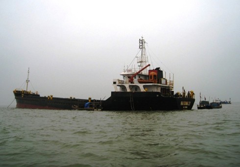 Chiều 25/1, khi đang đánh cá ở vùng biển Quảng Bình, nhiều ngư dân Thanh Hóa bất ngờ phát hiện một chiếc tàu vận tải cỡ lớn đang trôi dạt trên biển. Thấy con tàu có dấu hiệu bất thường, ngư dân đã lên tiếng gọi nhưng không có thủy thủ trả lời.