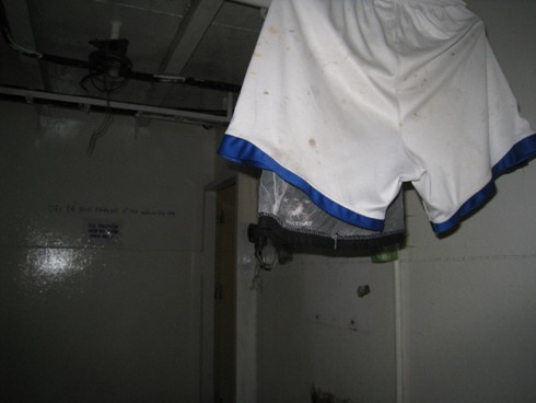 Quần áo của thủy thủ còn sót trong phòng vệ sinh.