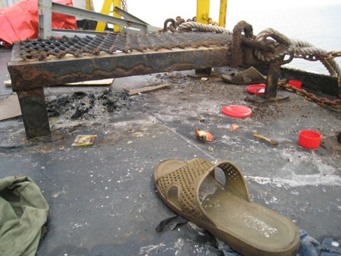 Nhiều đôi dép vương vãi trên boong tàu.