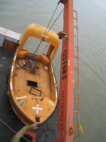 Gần đó, một chiếc ca nô dùng cho việc di chuyển ngắn, tiếp tế và cứu hộ chưa kịp hạ thủy khi tàu Hai Dong 27 gặp nạn.