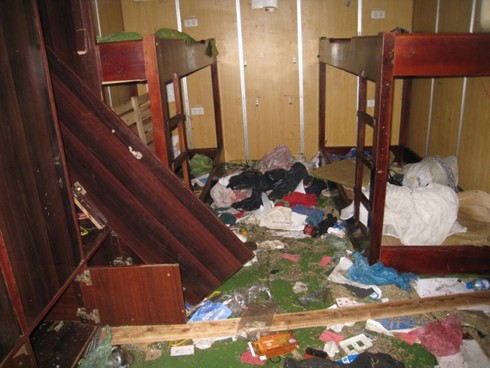 Bên trong phòng ngủ của thủy thủ đoàn, nhiều chiếc tủ và bàn ghế bị lục tung, phá hỏng.