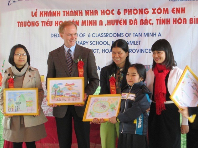 Những bức tranh do chính các em học sinh trường Tiểu học Tân Minh A vẽ gửi tặng các đơn vị tài trợ.