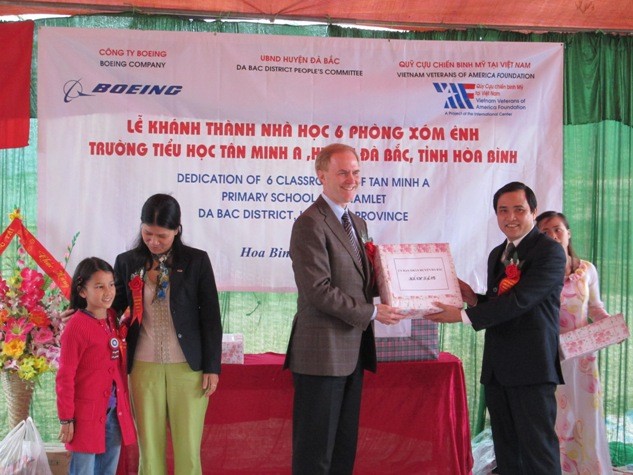 Ủy ban nhân dân huyện Đà Bắc trao quà kỷ niệm cho đơn vị tài trợ.