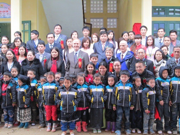 Đoàn từ thiện chụp hình kỷ niệm với học sinh và thầy cô nhà trường.