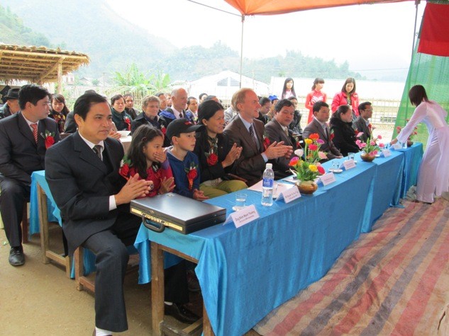 Đại biểu tới dự lễ khánh thành trường Tiểu học Tân Minh A.