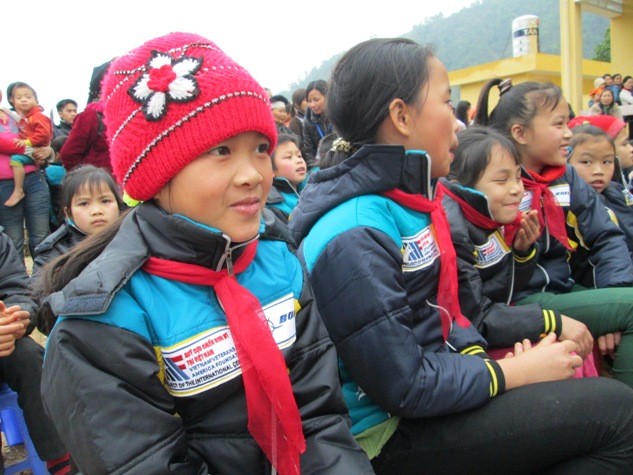 Nụ cười hạnh phúc của học sinh trường Tiểu học Tân Minh A khi nhận được áo ấm từ nhà từ thiện.