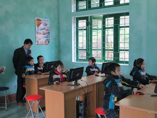 Phòng học máy tính được đầu tư mới hoàn toàn khiến các em học sinh vô cùng thích thú.