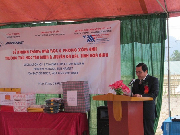 Lãnh đạo Ủy ban nhân dân tỉnh Đà Bắc phát biểu.