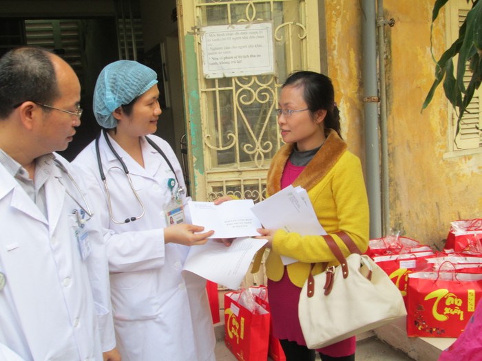 Chị Nguyễn Thị Thu Trang thay mặt đoàn tặng quà cho công đoàn khoa Truyền Nhiễm.