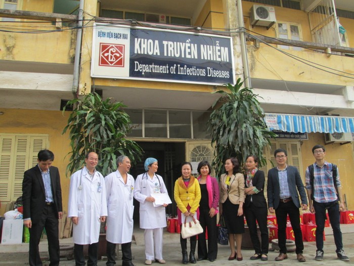 Thành viên trong đoàn từ thiện chụp ảnh kỷ niệm cùng các bác sỹ khoa Truyền nhiễm, bệnh viện Bạch Mai.