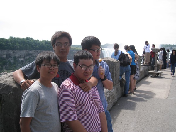 Cảm nhận của Nguyễn Thanh Ngữ (bên trái) tham gia chuyến du học hè Mỹ và Canada 2012 của IDC Vietnam.
