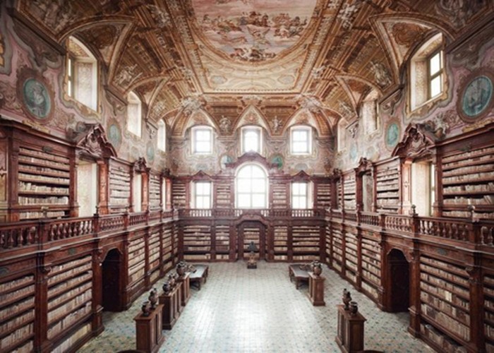 Thư viện Girolamini, Naples, Italy. Ảnh: Candida Hofer.