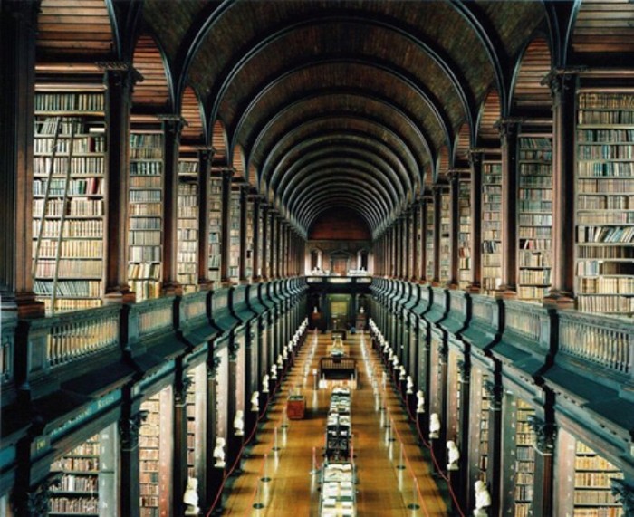 Thư viện Trinity College, Dublin, Irland. Ảnh: Candida Hofer.