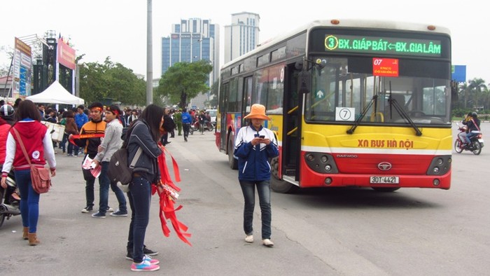 Khoảng 300 chuyến xe buýt được huy động phục vụ Lễ hội Xuân Hồng năm nay.