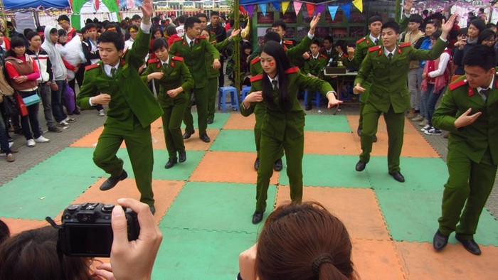 Màn nhảy flash most của các sinh viên đến từ trường Học viện Cảnh sát Nhân dân.