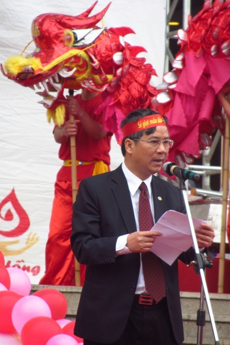 Viện trưởng Viện Huyết học và Truyền máu TW – Trưởng Ban tổ chức Lễ hội Xuân Hồng 2013 đọc diễn văn khai mạc buổi lễ.