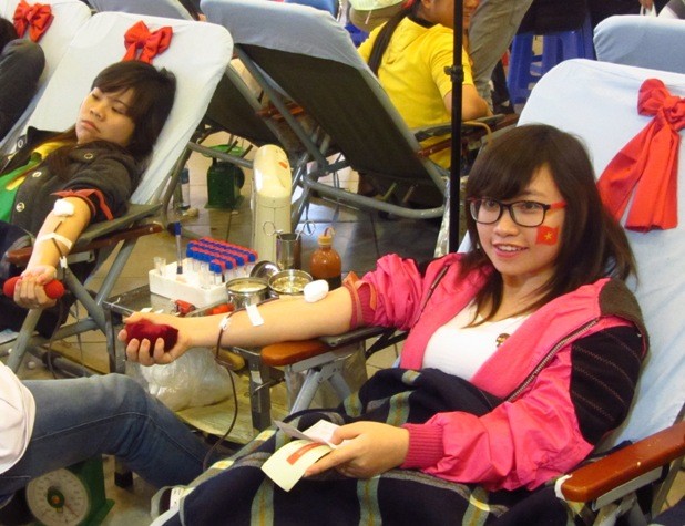 Dù là lần đầu tiên hiến máu nhưng bạn Lê Thị Trinh, sinh viên năm nhất trường Đại Học Công đoàn tỏ ra rất bình thản khi được lấy máu.