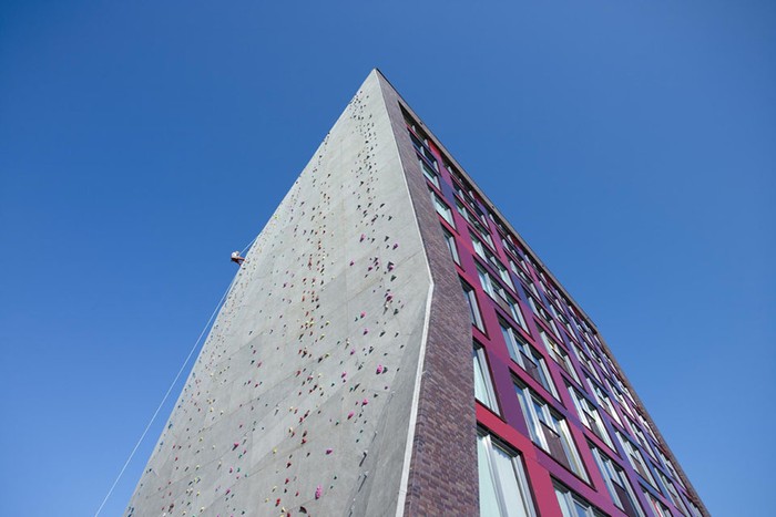 2. KTX Campagneplein, ĐH Twente, Hà Lan: Được ví như “kiệt tác” kết hợp giữa kiến trúc và thể thao. Một bức tường của KTX này là điểm leo tường lớn thứ 2 của Hà Lan với chiều cao 30m.