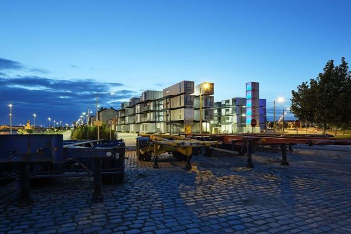 6. KTX Cité a Docks, Le Havre, Pháp: Được xây xựng từ những thùng hàng cũ, gồm 100 căn hộ được thiết kế thân thiện với môi trường nhưng cực kỳ thoải mái, hiện đại và yên tĩnh.