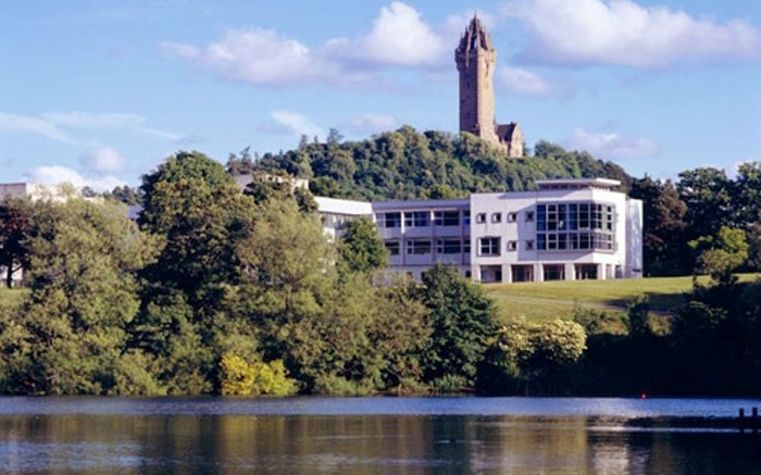 4. Đại học Stirling Tòa nhà Cotrell và tượng đài Wallace là 2 biểu tượng đặc trưng của ĐH Stirling. Người dân nơi đây tự hào luôn rằng, ngôi trường vừa cổ điển như 1 tòa lâu đài cổ kính, lại vừa hiện đại với sân golf 9 lỗ.
