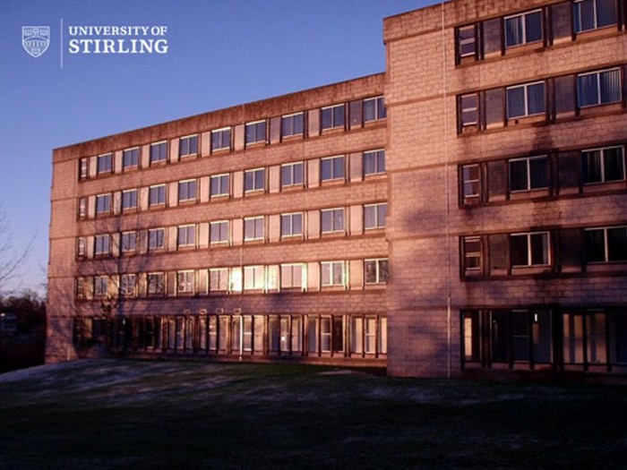 Được thành lập vào năm 1967, Stirling được đánh giá là 1 trong 20 trường đại học hàng đầu tại Anh về chất lượng giảng dạy. Toàn trường hiện có khoảng 10.000 sinh viên đang theo học.