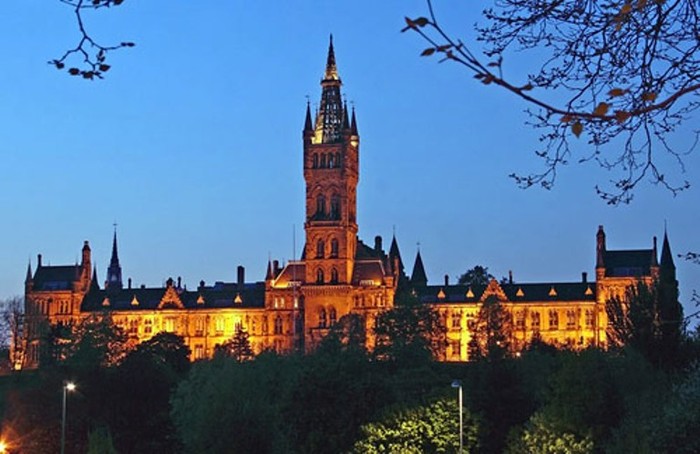 5. Đại học Glasgow Là một trong những ngôi trường ĐH cổ kính nhất của xứ Scotland, Glasgow bao gồm rất nhiều tòa nhà với kiến trúc độc đáo. Tiêu biểu là tòa nhà Gilbert Scott – 1 minh họa lớn thứ 2 của kiến trúc phục hưng Gothic tại Anh, sau Cung điện Westminster.