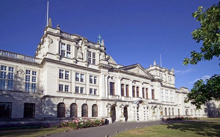 2. Đại học Cardiff Đại học Cardiff có trụ sở chính ở Glamorgan thật sự nổi bật với vô số những công trình ấn tượng. Trường luôn giữ được danh hiệu là 1 trong 5 trường ĐH lớn nhất, đẹp nhất Vương quốc Anh. Được thành lập vào năm 1883, khuôn viên khổng lồ của trường được mọi người ví như một thị trấn nhỏ với hơn 20.000 sinh viên.