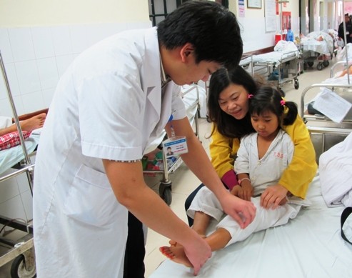 Bé Dùa được thăm khám và chăm sóc tại bệnh viện Việt Đức.
