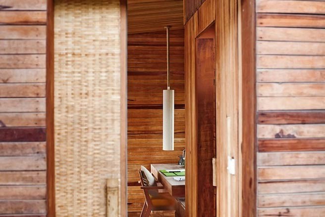 Ở Six Senses Côn Đảo, gỗ là vật liệu chiếm ưu thế, chúng xuất hiện ở cả những chi tiết nhỏ nhất trong thiết kế nội thất và ngoại thất - Ảnh: Justin Mott.