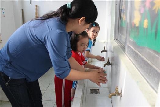 Giáo viên rửa tay hoặc hướng dẫn cho trẻ rửa tay với xà phòng đúng lúc, đúng cách để phòng chống bệnh tay chân miệng