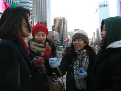 Hoàng Kim Phượng (bên phải) đang phiên dịch cho các phóng viên VOV khi đi thăm các di tích ở Hàn Quốc.