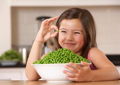 Để phòng bệnh cho trẻ trong tiết trời nóng bức, những thực phẩm như: đậu ván, hạnh nhân, bạch quả... nên cho trẻ ăn hạn chế.