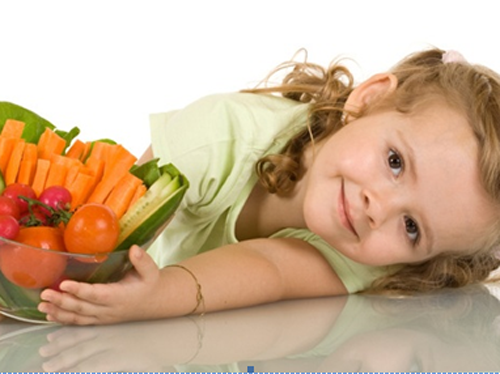 Tăng cường nhóm thực phẩm có tính giải nhiệt như: rau giền, rau muống, bí xanh… cho trẻ