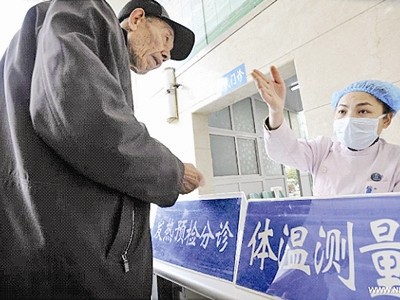 Bệnh viện Hợp Phì Số I, TP Hợp Phì, Tỉnh An Huy, TQ, lập bàn tư vấn bệnh cúm H7N9 cho dân trong vùng. (Nguồn: Tân Hoa Xã).