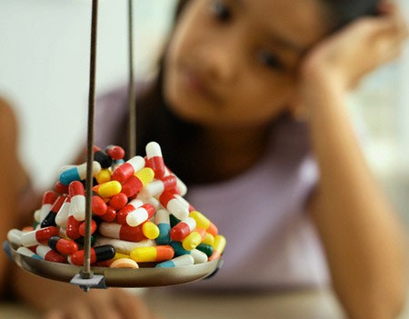 Nếu bạn dùng thuốc cho con mình mà trẻ không nuốt được cả viên, nên hỏi bác sĩ xem loại thuốc đó có thể nghiền nhỏ hay không.
