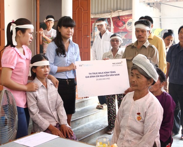 Ngân hàng TMCP Bắc Á (BAC A BANK) và Tập đoàn TH True Milk chia sẻ nỗi đau quá lớn với gia đình em Nguyễn Văn Nam bằng những hàng động thiết thực và ý nghĩa.