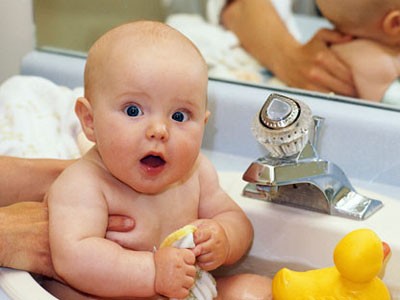 Tắm và vệ sinh bé hàng ngày là một trong những việc mẹ nên làm để bé luôn mát mẻ và tránh được tình trạng nổi rôm sẩy gây ngứa. (Ảnh minh họa).