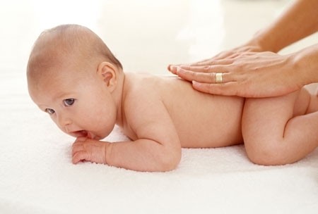Thói quen massage cho bé bằng tinh dầu dừa, tinh dầu oliu... trong những ngày hè nóng nực làm tăng thêm tình trạng khó chịu, gây chàm hay mọc rôm sẩy ở bé.