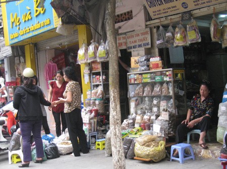 Thuốc đông y được bán phổ biến trên phố Lãn Ông ( Hà Nội)