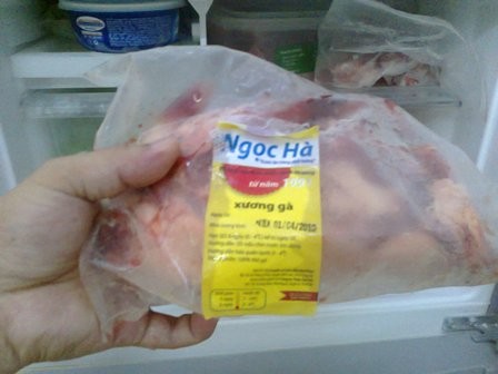 Bịch thịt gà đã chế biến một phần cho bé N.S. ăn được gia đình chị H.H. lưu lại.