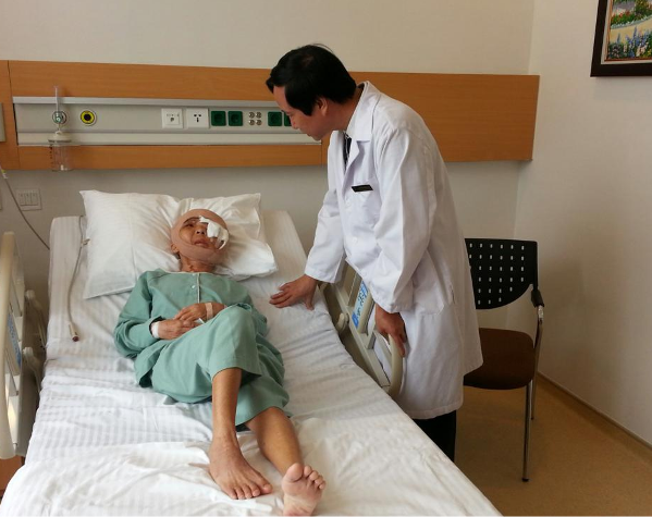 GS Nguyễn Thanh Liêm thăm khám bệnh nhân sau mổ.
