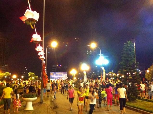Hàng nghìn người đã đổ về công viên Cầu Giấy trong buổi tối khai mạc ngày 31/5.