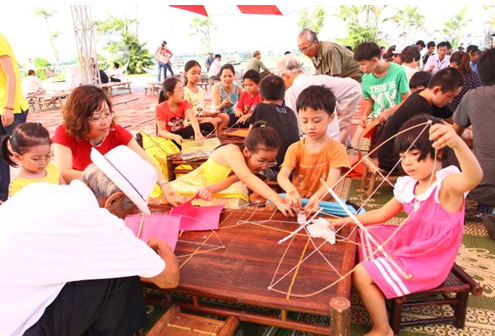 Tham gia lễ hội, các em nhỏ được học cách làm diều truyền thống.