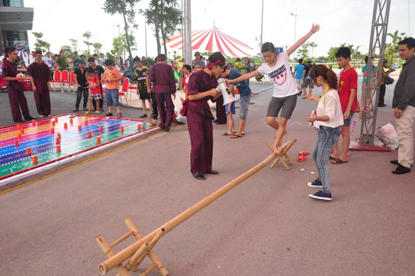 Các trò chơi dân gian trong lễ hội cũng thu hút sự quan tâm và đem lại tiếng cười sáng khoái cho cả gia đình.